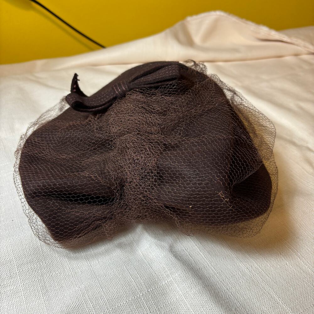 Vintage 1940s New York Creation Brown Felt Tilt Hat Veil Bow Size 22